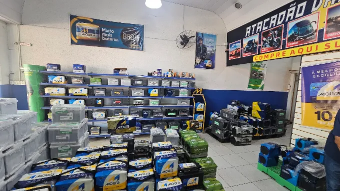 Interior da loja com amplo estoque
